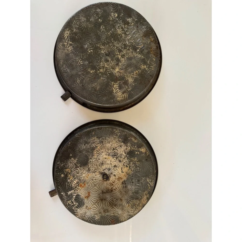 Vintage Ovenex N-93-8 Starburst Tin Cake Pans 8 Inch Round Release Arm Set of 2